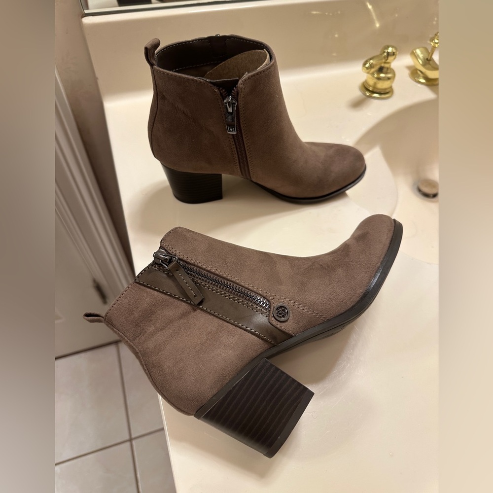 Liz Claiborne Taupe Ankle Booties NWT 6